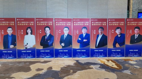 國(guó)產(chǎn)大形機(jī)器人邁向?qū)嵱没?進(jìn)工廠(chǎng)貼車(chē)標(biāo)，入家庭疊衣服，全國(guó)首開(kāi)專(zhuān)項(xiàng)賽推動(dòng)家政服務(wù)革新